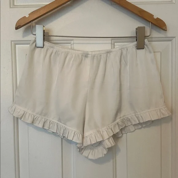 Brandy Melville poppy ruffle white shorts - Picture 2 of 4